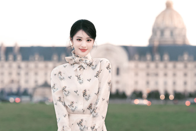 王楚然没有不闪耀巴黎的义务王楚然在巴黎太美了，和初春的氛围太搭配了！