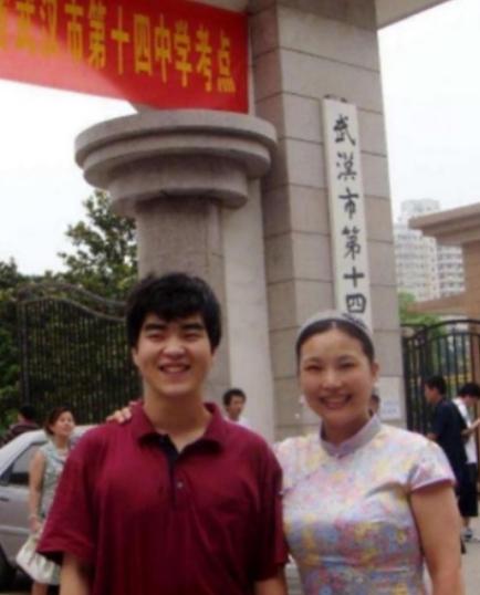 1988年，武汉女教师在医院生下一个小男孩。谁知，丈夫突然在她耳边说：“老婆，把