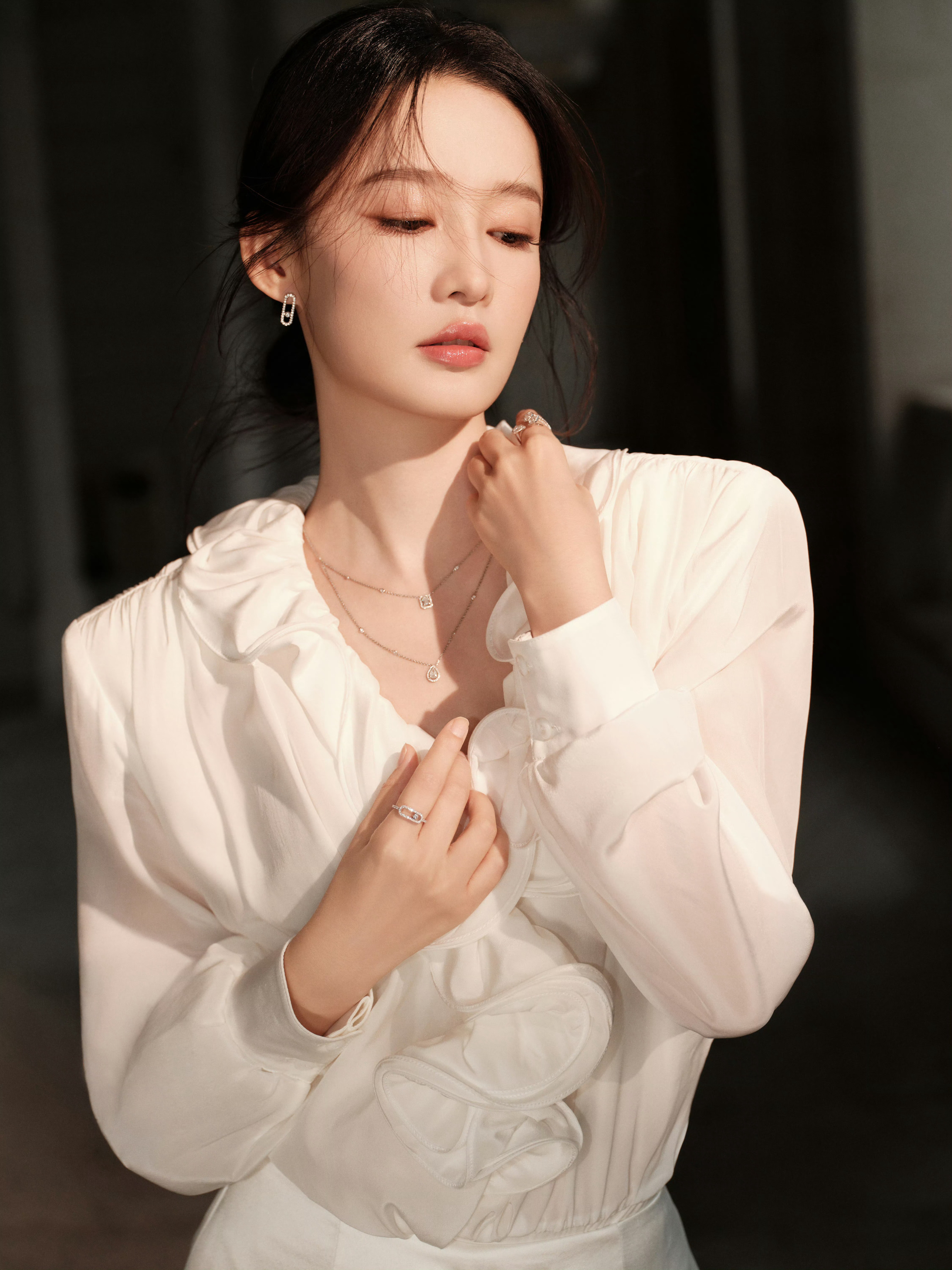 演员：李沁🤍首穿醋酸立体花边长袖上衣，来自ANNAKIKI2026秋冬系列。#李沁##annaki