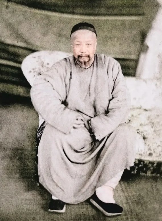 被英军俘虏的两广总督<em>叶名琛</em>在印度加尔各答的一艘船里拍下了他生前的最后一张照片，这