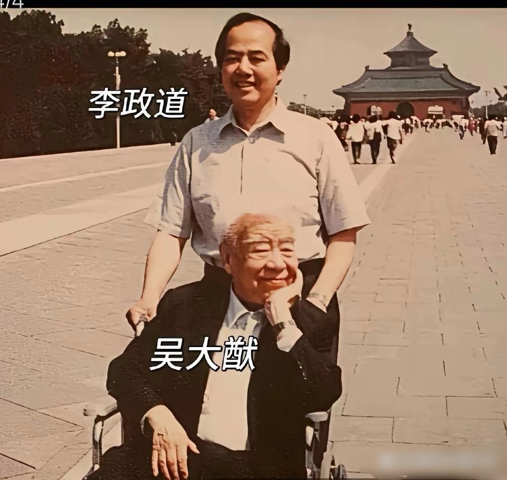 吴大猷看弟子那得意劲儿，眼睛都快笑眯了！我之前刷到他被学生推着走的照片，那眼神藏