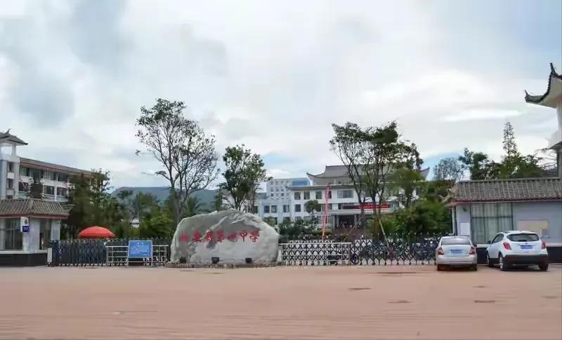 心寒破防！云南高三教师被逼坠楼，老实人的绝望，真的太戳心！4月24日下午，云南楚