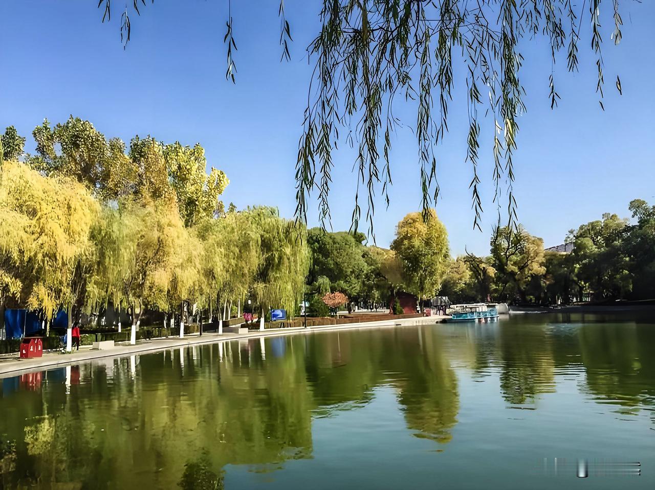 从泾源到平凉是下午，风从陇山刮过来，凉飕飕的。查了史料，平凉这名字取自“平定凉州