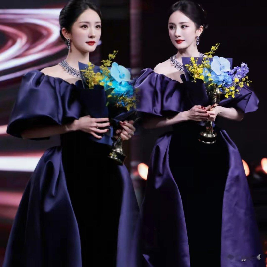 杨幂这女人，活得太通透，甚至有点“可怕”。微博之夜那个局，明眼人都看得出是给她挖