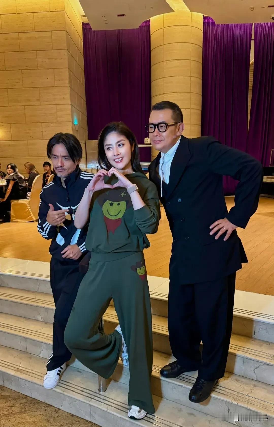 陈慧琳和冯德伦同框，这反差感绝了。53岁的陈慧琳，穿着一身了绿色运动服，肤色很