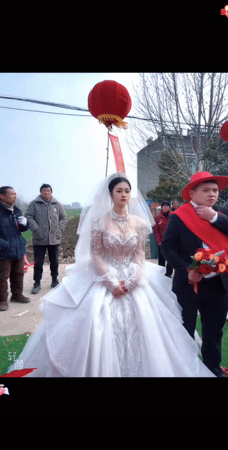 这是我在农村婚礼现场见过的长得最漂亮的新娘子！她的相貌和身材都堪称一流！也不