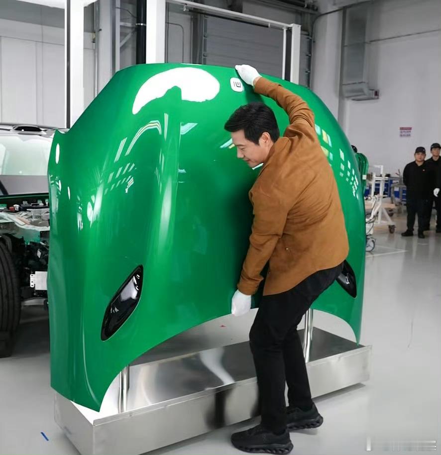 雷军回应为什么要拆车“拆车”这招，真被雷军玩明白了。都说造车水深，别人藏着掖着，