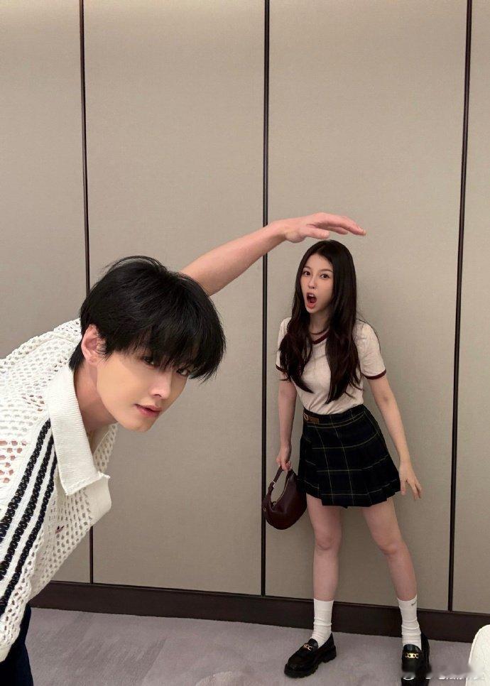 何与虞书欣错位拍何与虞书欣错位拍，把欣欣子拍成小手办了！何与把虞书欣拍成小手办