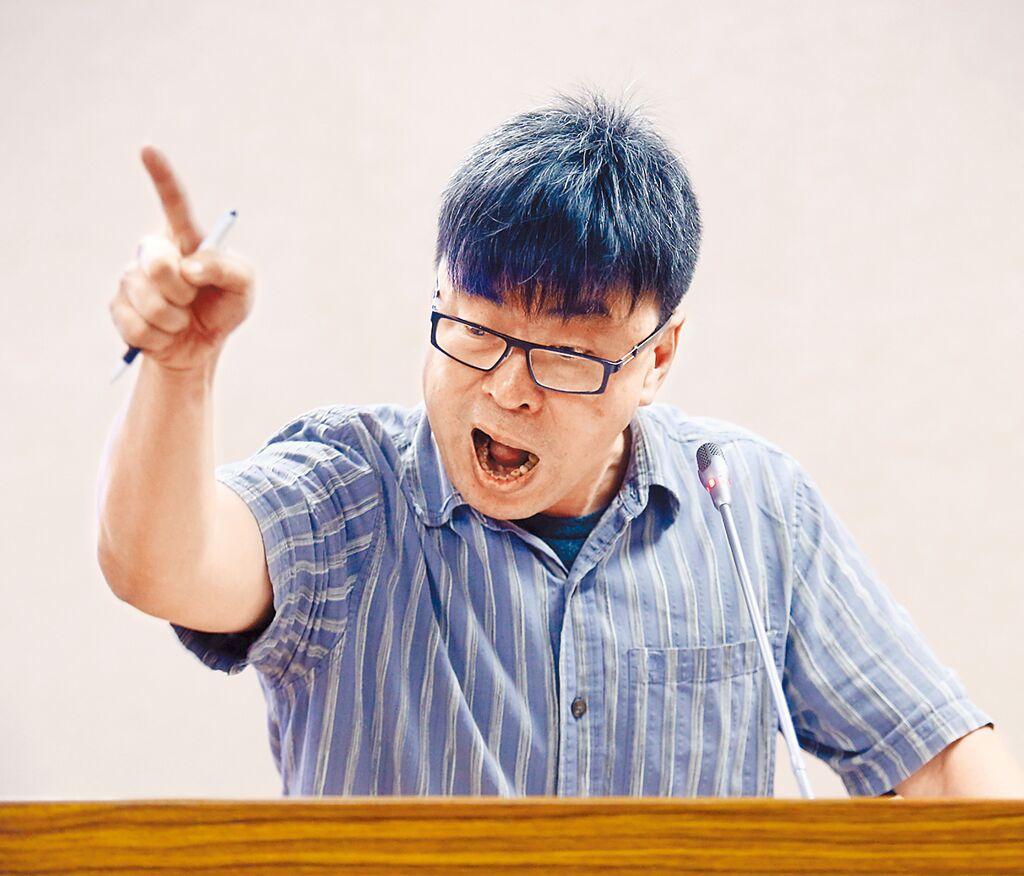 对于不少人批评理发院民进党总召柯建铭是罢免大失败战犯，民进党新北市党部主委、现任