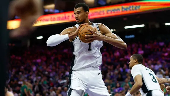 马刺更新官方社媒，公布了明日比赛的伤病报告。缺阵（OUT）：卢克-科内特（肩