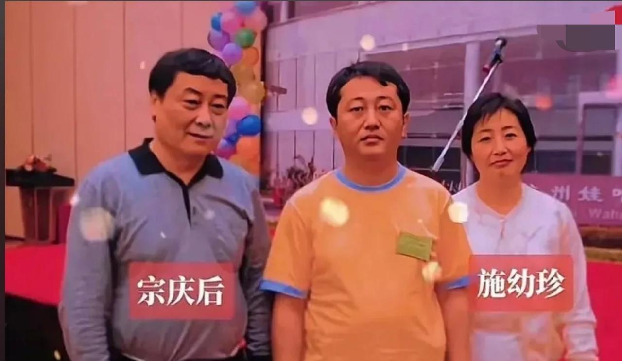 其实宗庆后和施幼珍蛮有夫妻相的，女儿像爸爸也像妈妈。而且施幼珍是绵里藏针的，早