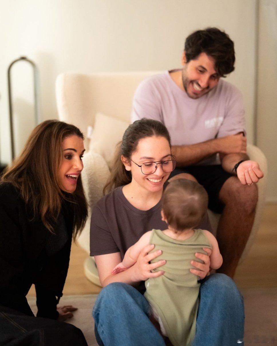 约旦王室🇯🇴拉尼亚王后分享女儿伊曼公主和外孙女阿米娜的新照片。世界各国王室