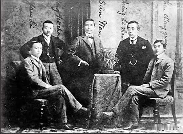 这张照片是一张具有重要历史意义的合影，拍摄于1900年1月的日本横滨。