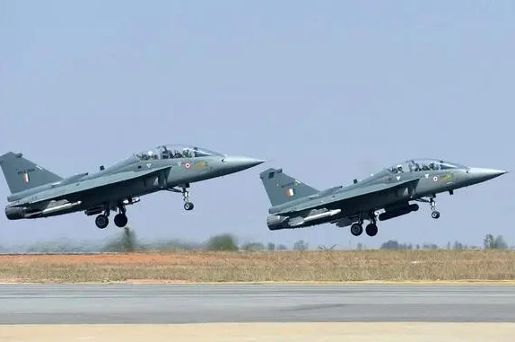 印度在国际上其实还是有几个武器销售客户的，但印度最终却把客户都做死掉了。印度的