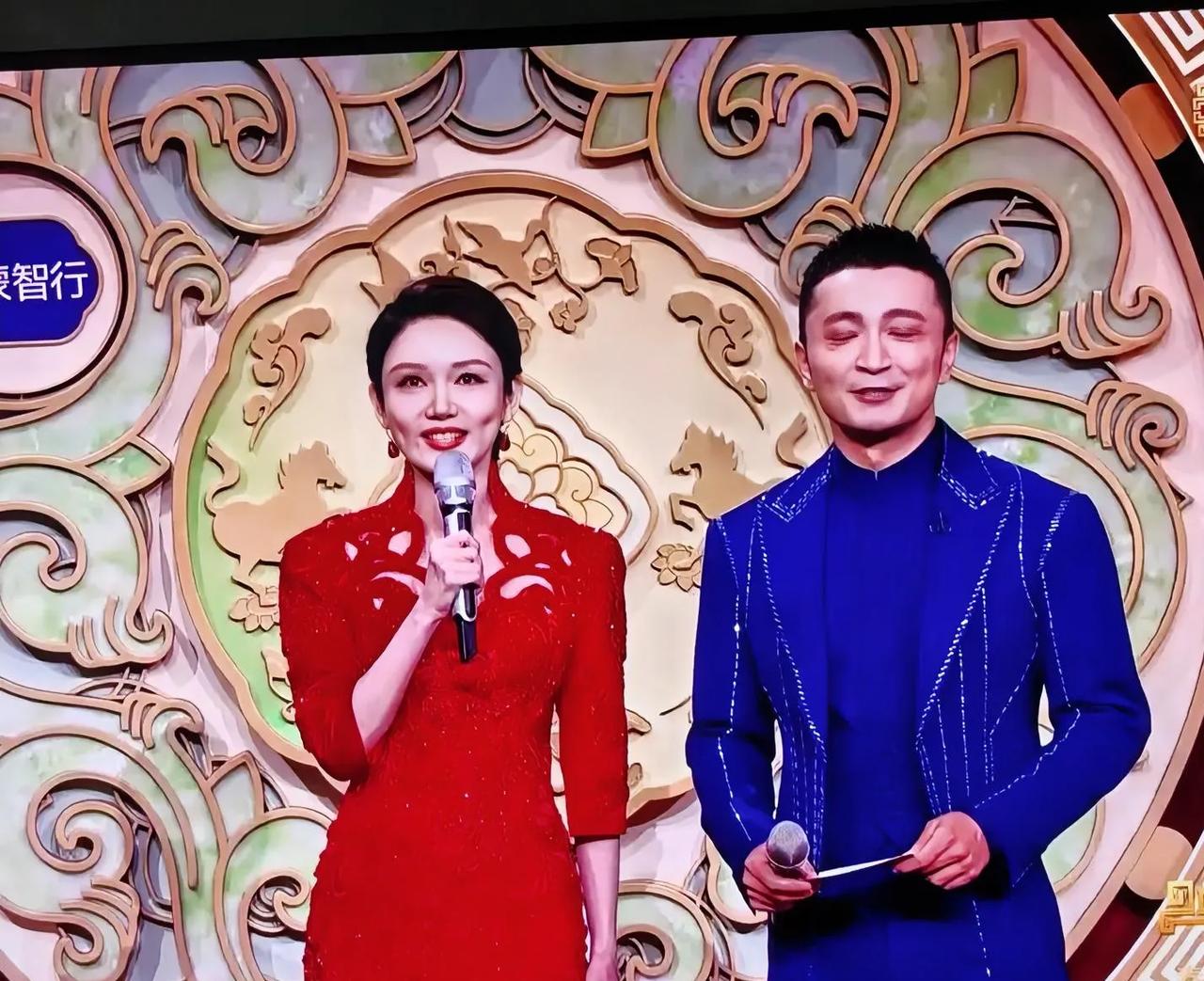 看完央视春晚，我妈说:“龙洋是主持人业务能力最强的，没必要一直看提词器”。我刚