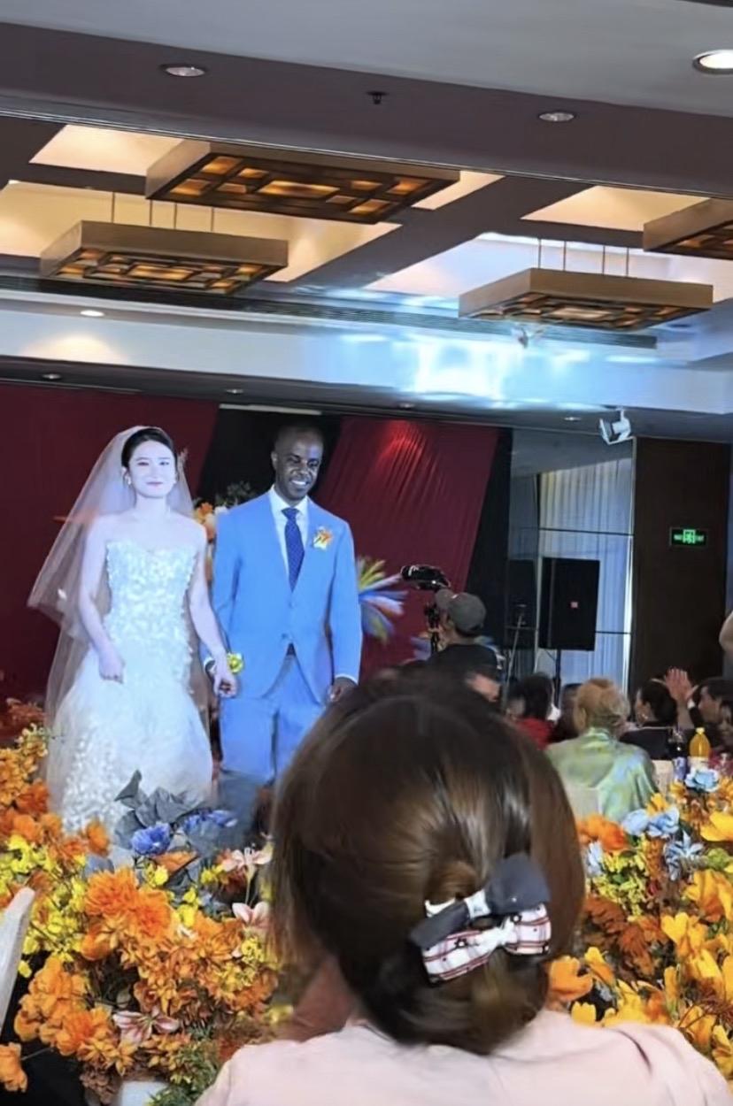 参加朋友的婚礼，没想到她老公居然来自非洲，怪不得从来不发朋友圈！她可是我们当年的