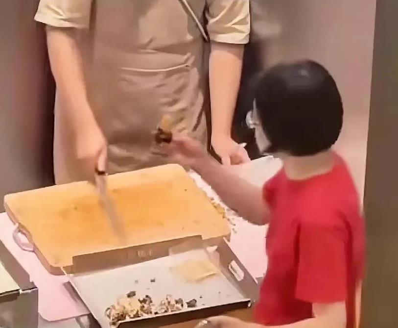 这样的吃相太难看了，真要觉得好吃就买回家吃不好吗，围着试吃点转着圈的吃，试吃几次