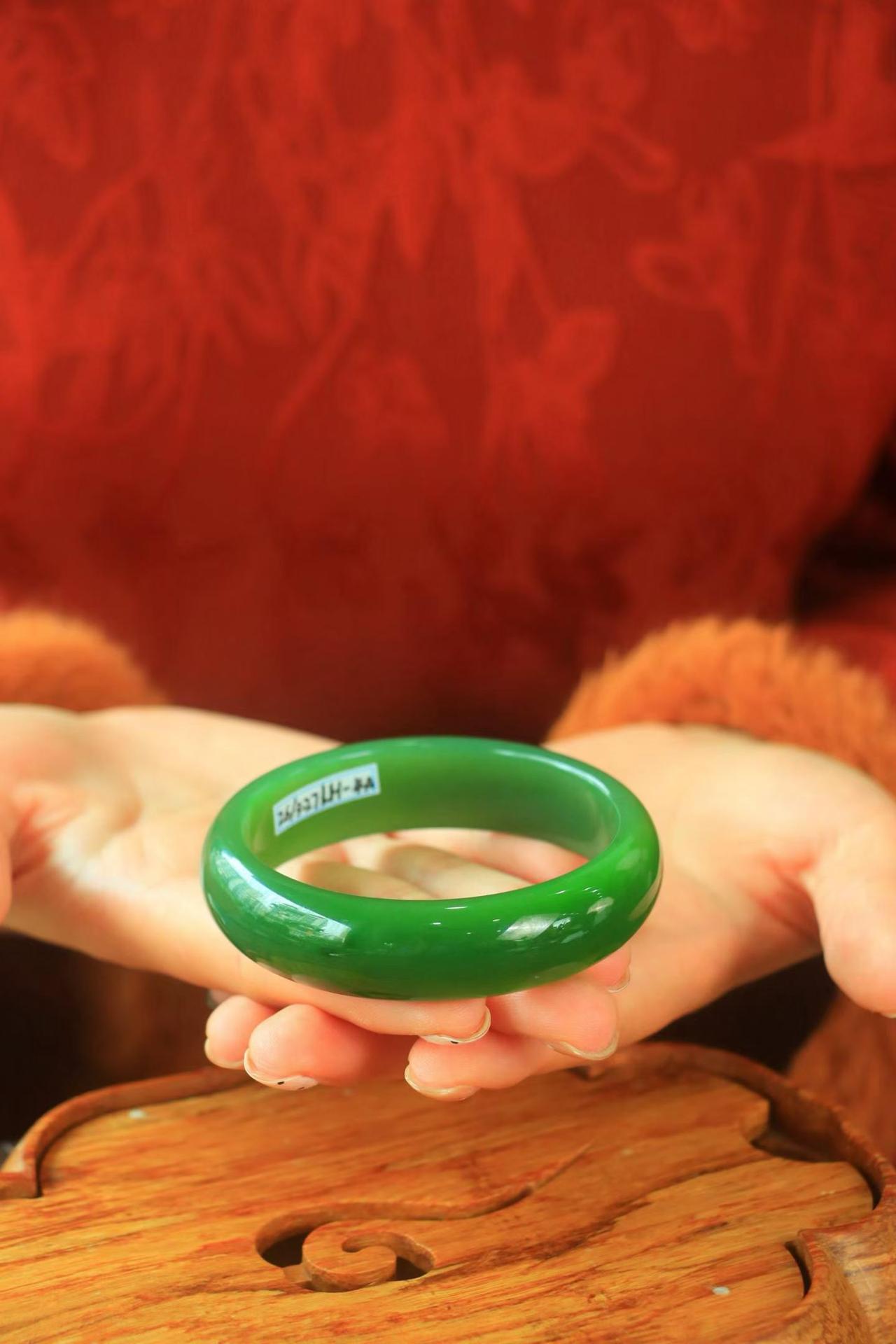 ·〈芳年华月玉镯〉精品玉镯❤️和田玉碧玉镯，佩戴高贵优雅～色泽怡人，干净