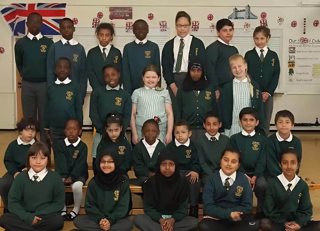 英国一小学班级照。从种族到肤色，都能看出现在的英国，本地“土著”已经躺平了