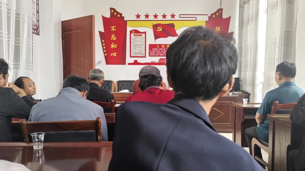 村里又开党员大会了，组织学习中央八项规定精神，尴尬的是，全村48个党员能到会