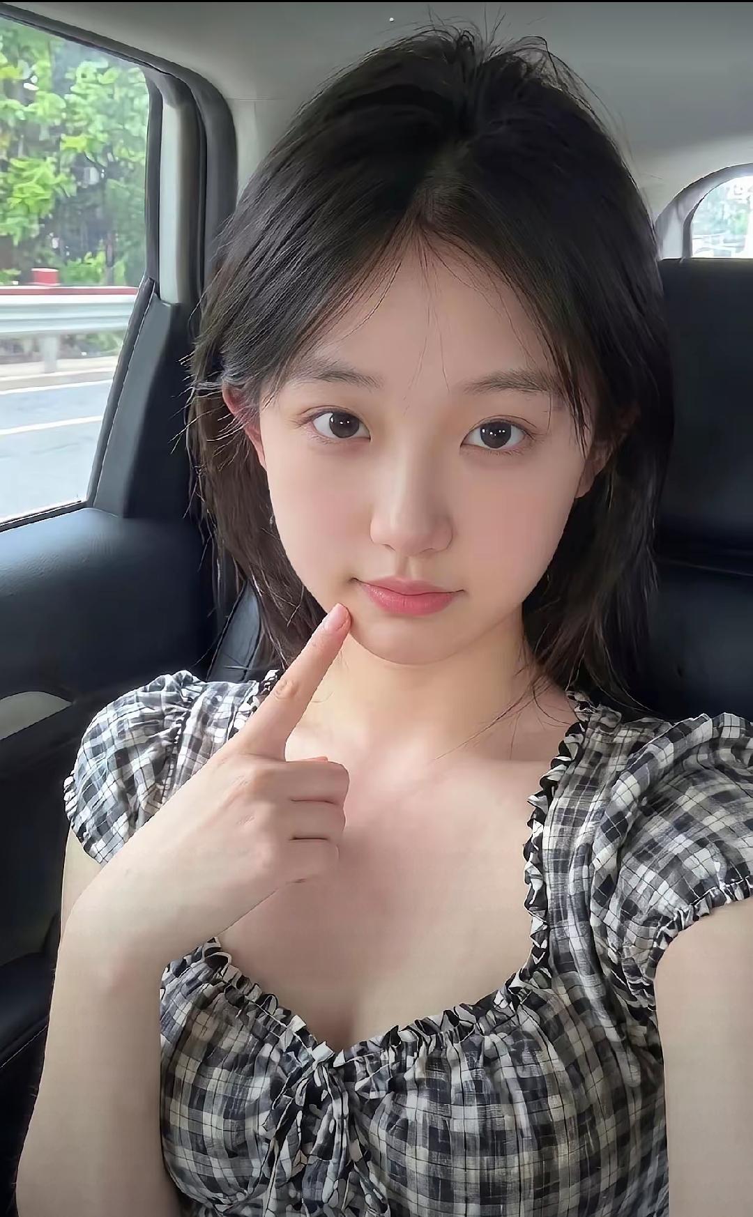 干净清甜的女孩，谁会不心动眉眼干净澄澈，满满的少女感扑面而来。坐在车内随手