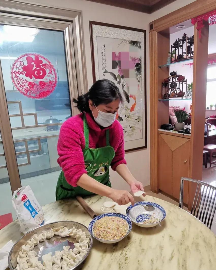 我婆婆今天包饺子，平心而论挺香的，但是我不吃姜，我问她，妈咱商量一下吧，下次饺子