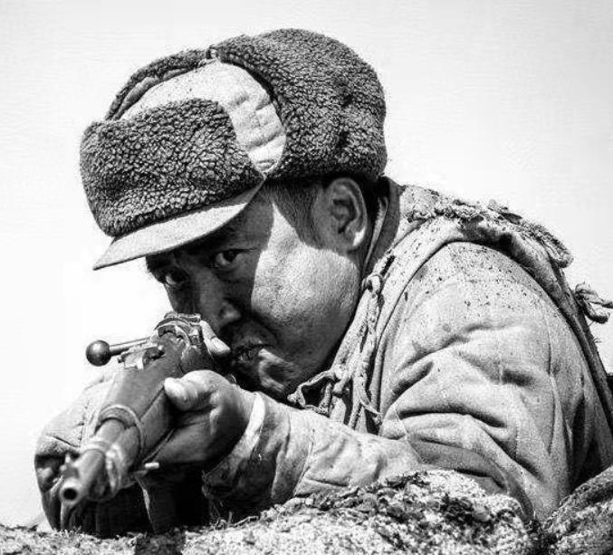 1952年，朝鲜五圣山上，一名美军大白天光着身体朝我军阵地撒尿，新兵陈凤楼违反纪