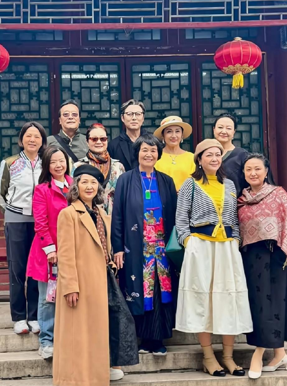 87版《红楼梦》的女主们40年再聚会，有好多都老得快认不出来了，这次聚会到了十几