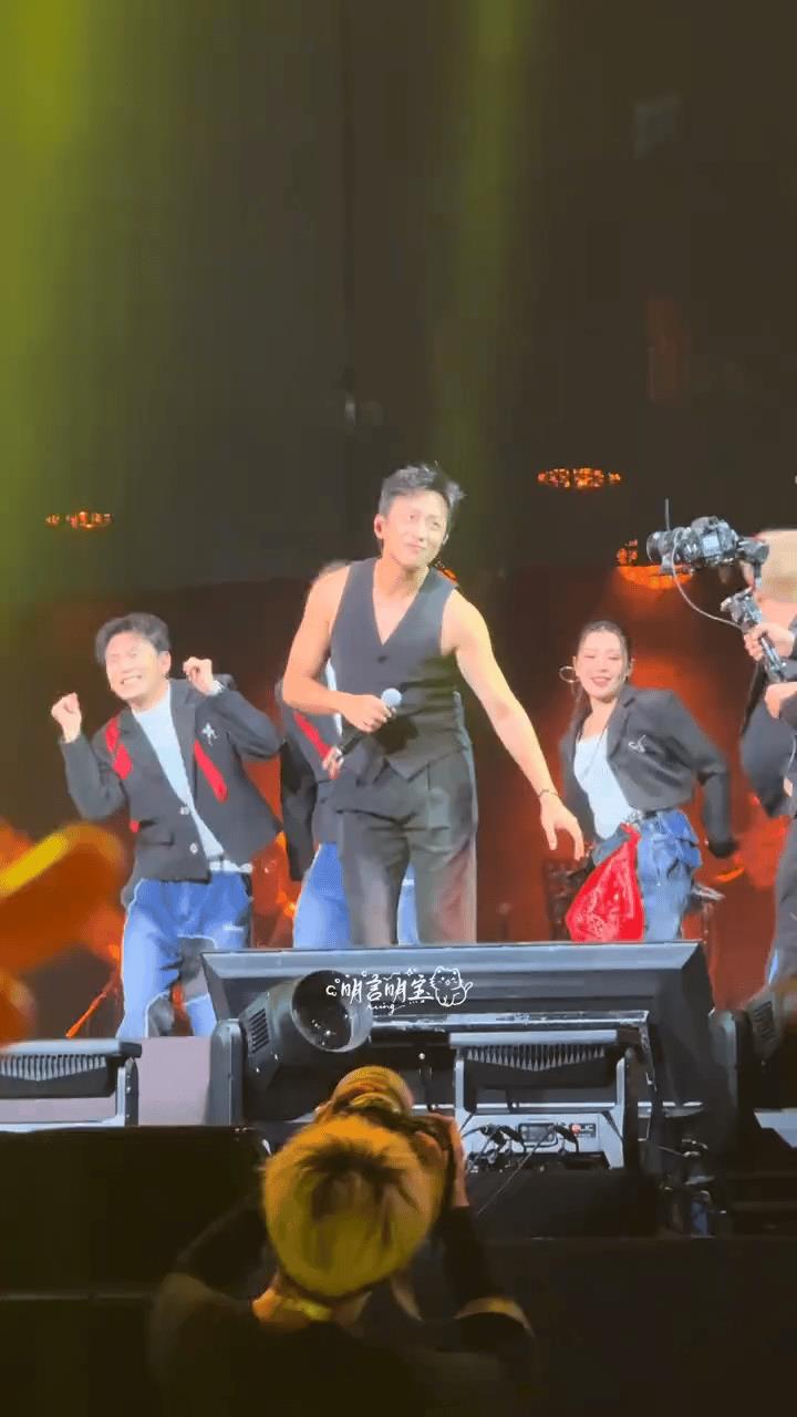 借别人的场子开自己的演唱会他上瘾了，怕他忍不住单飞自己开演唱会[笑哭