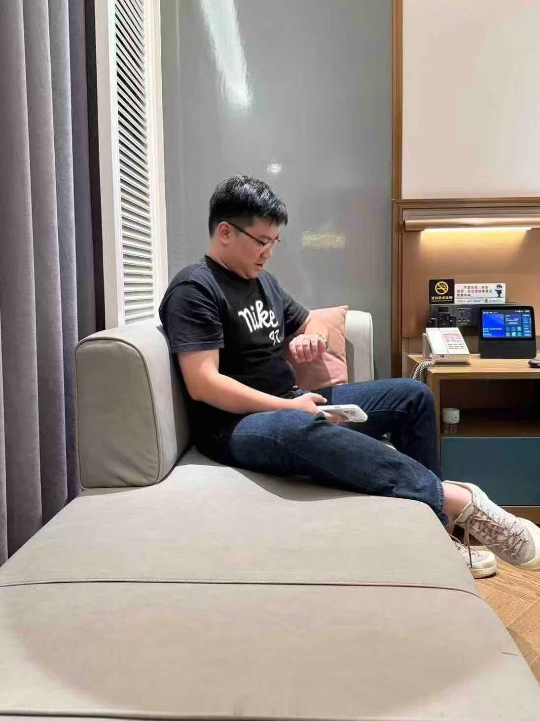 我发现商务酒店都会有这种样子（式）的沙发……​​​