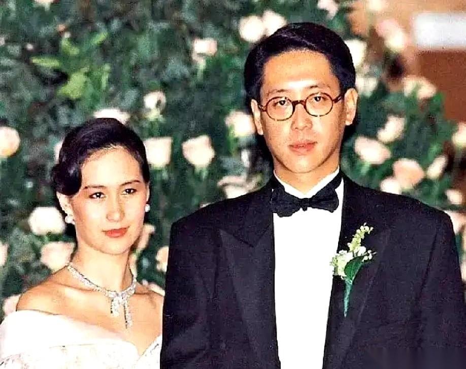 一个男人，每年在他老婆“白月光”的忌日，都准时订一束白玫瑰，送到她办公室。一声