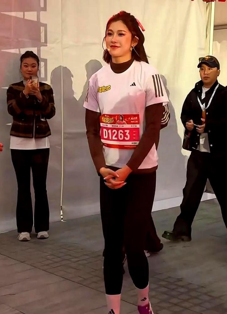 吴艳妮全运100米栏失利，48小时后就去上海参加运动主题活动了。这活动是