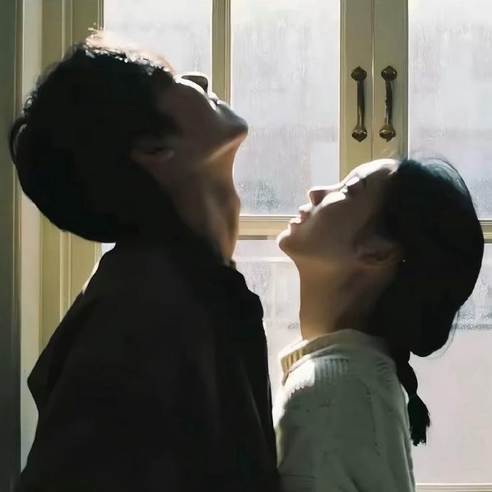 很多时候，你选一个一开始各方面都符合你想象的人谈恋爱，处得越久，你越会发现他缺点