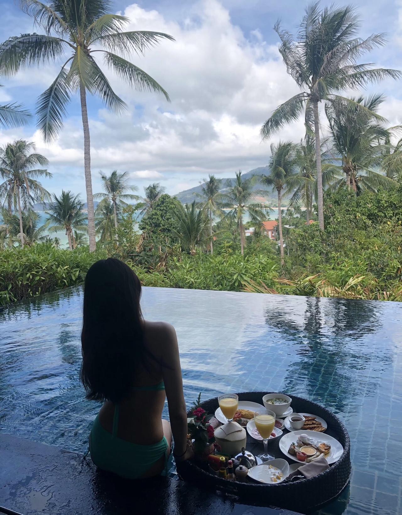 上热门御姐美女泳池享受大自然