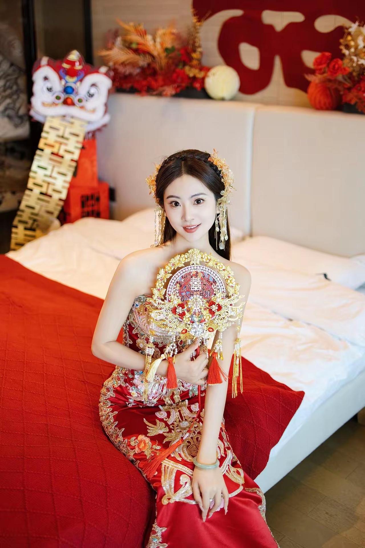 旗袍给予什么样女性美?立领如屏，遮住半面心事；开衩似刃，划破一帘幽梦。（图片来