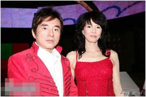 2008年，郑裕玲向同居16年的男友吕方提出分手，要求他净身出户，吕方舍