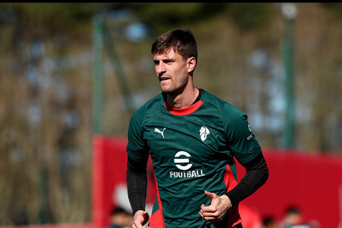 放假期间，有人加班！据米兰跟队记者维蒂耶洛报道，今天本是米兰球员们的休息日，明