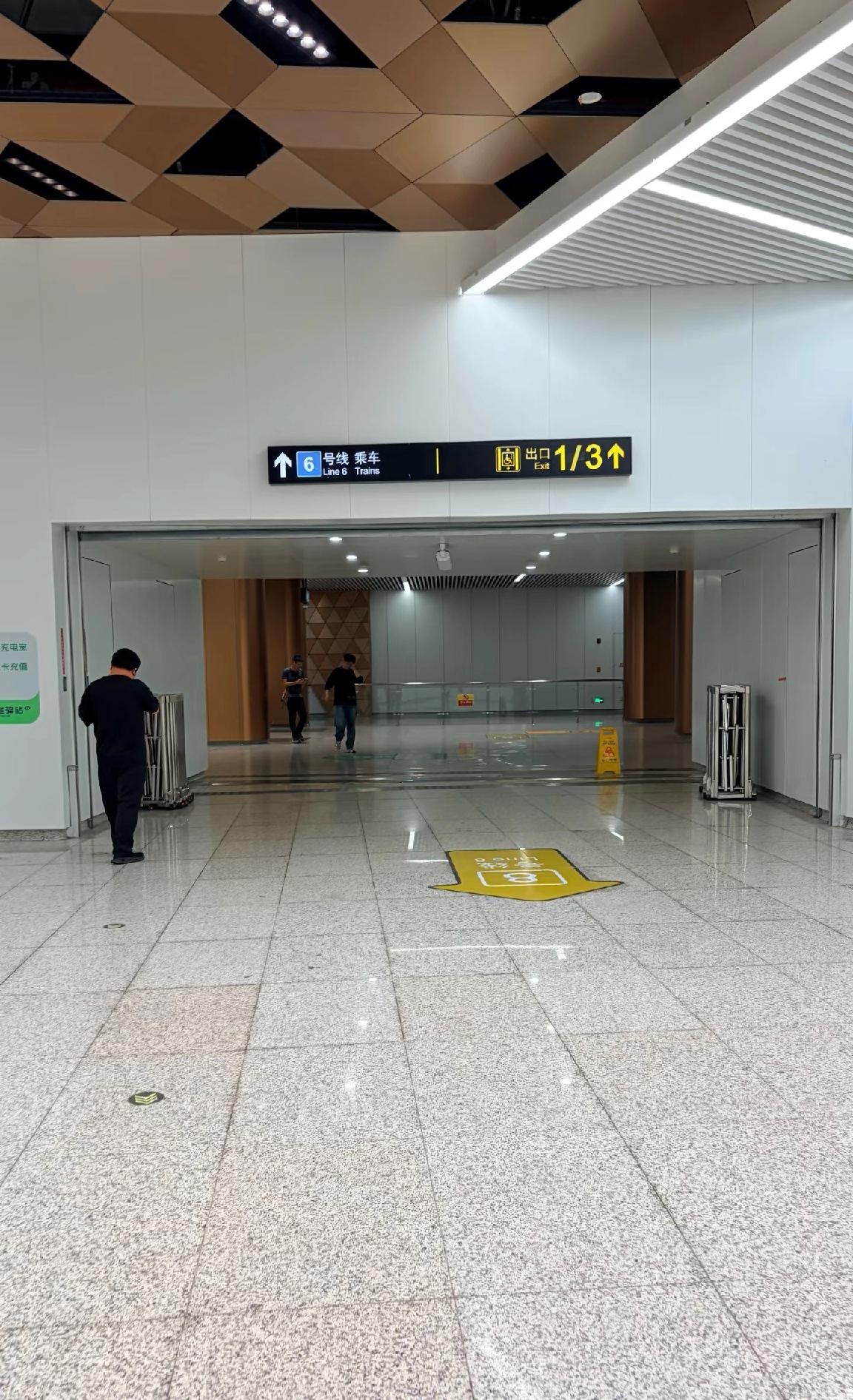 苏州真的没有夜生活昨晚上20:10的地铁站以及街道，真的震惊了，空荡荡的，苏