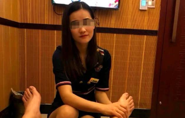广东一男子，周末与朋友去按摩店按摩，进去后发现女技师穿着清凉，甚至胸部多次走光，