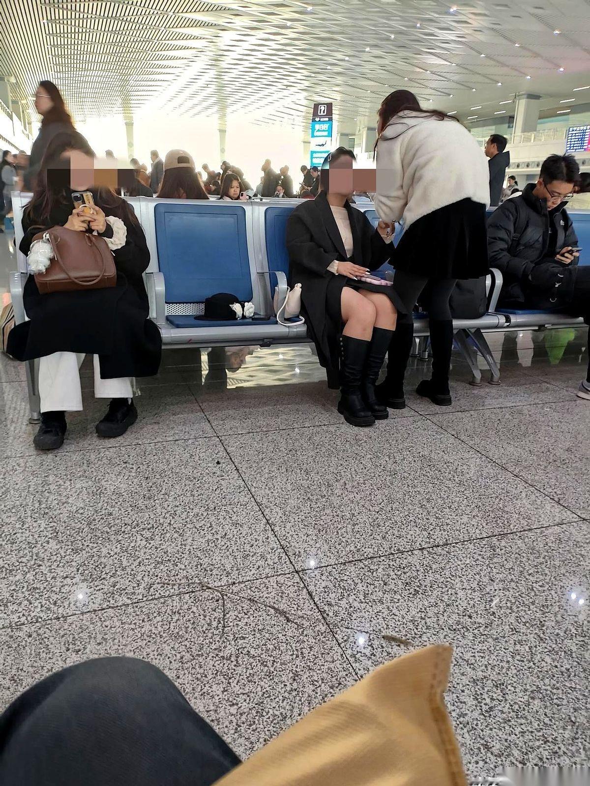 高铁站那个咋咋乎乎的姑娘，我真的一眼就记住了。不是因为她大衣配短裙，也不是因为