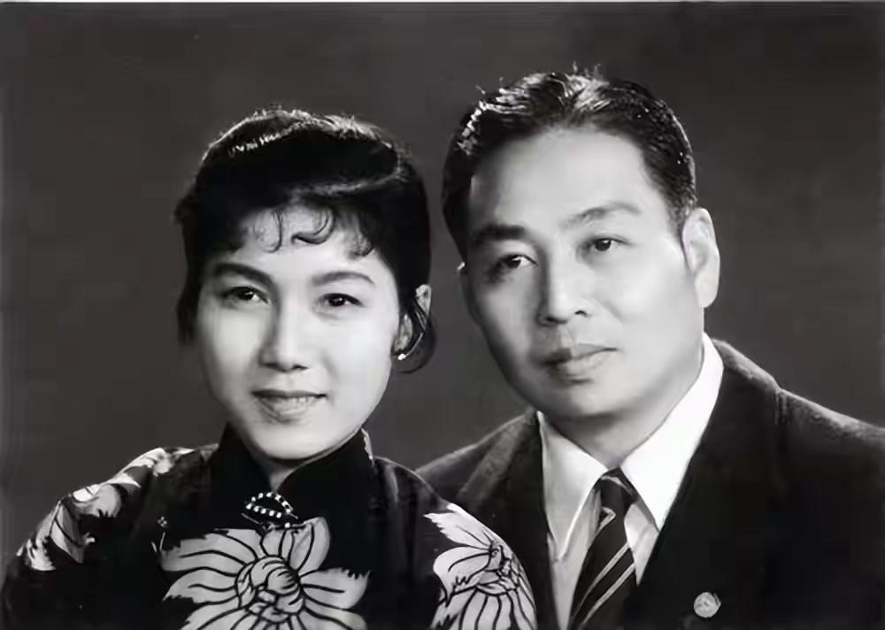 1952年，快90岁的齐白石，突然将25岁的新凤霞拉进房间。随后，他打开放满钱的