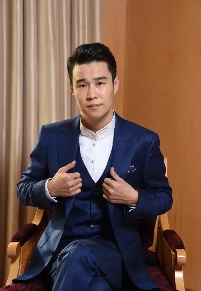 原来不是沈佳润的衣品不好，而是爸爸小沈阳不让他穿。难怪好好的珍珠裙单穿是很好看的