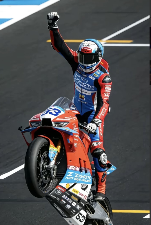 张雪机车能赢下这次国际大奖赛冠军，车手德比斯技术娴熟，但是这辆820RR更牛。要