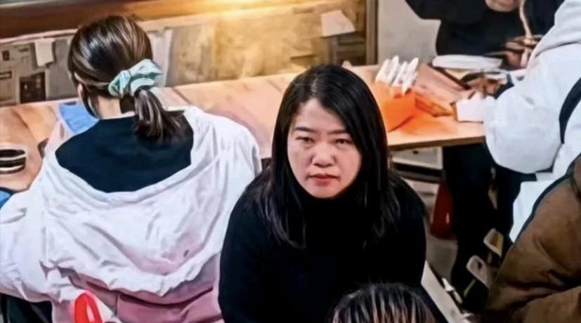 泼汤女后续来了。保定街头一个监控摄像头，记录下了令人震惊的四秒钟画面。