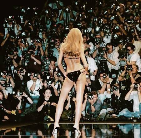 1999年，西班牙超模EstherCañadas在Givenchy199