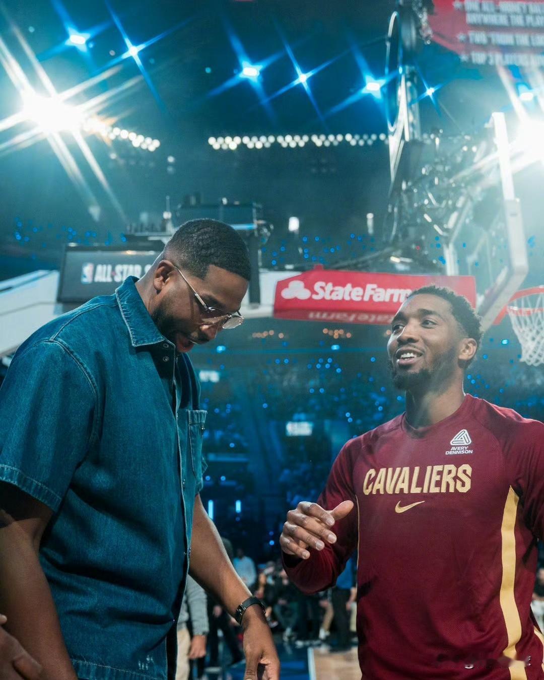 米切尔全明星期间再谈哈登：良师益友！米切尔今天参加了全明星三分球大赛，可惜未