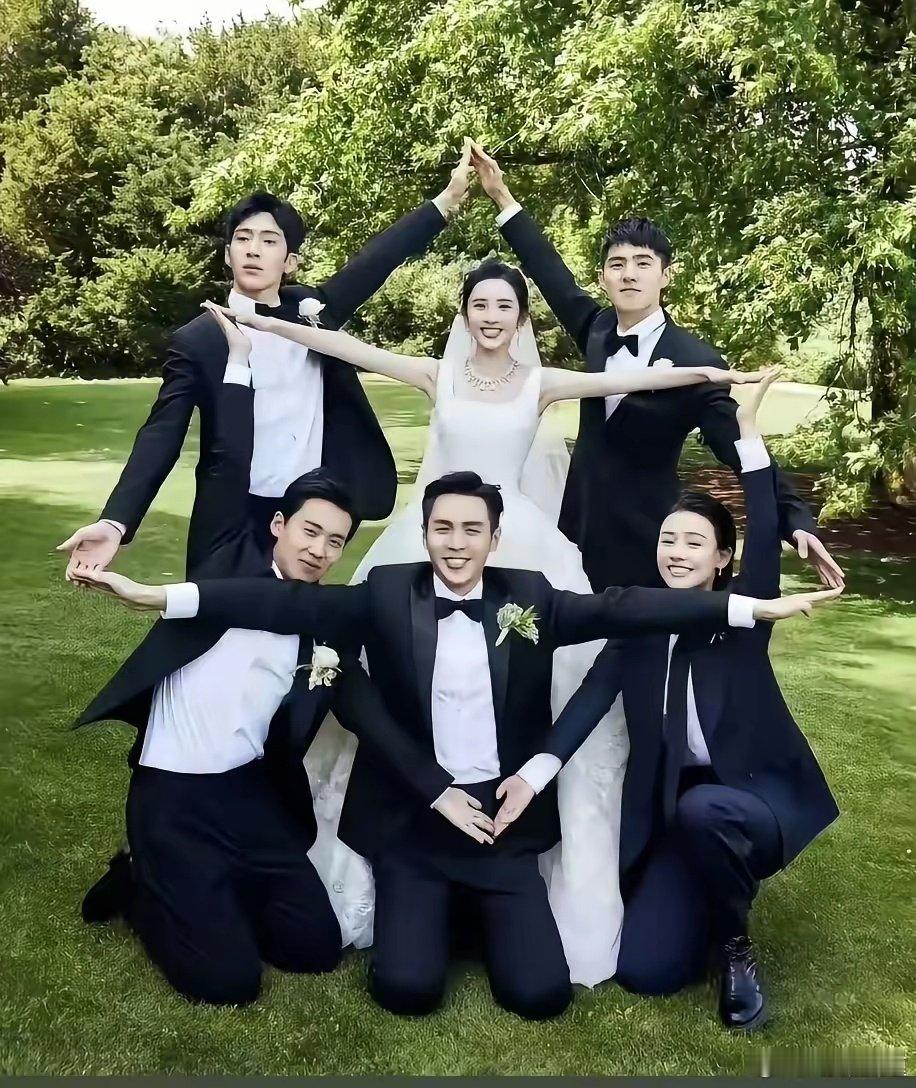 考古井柏然，当过张若昀的伴郎，不得不说井柏然每一段友情都比较长久，他的好朋友有杨颖，白敬亭，张若昀，