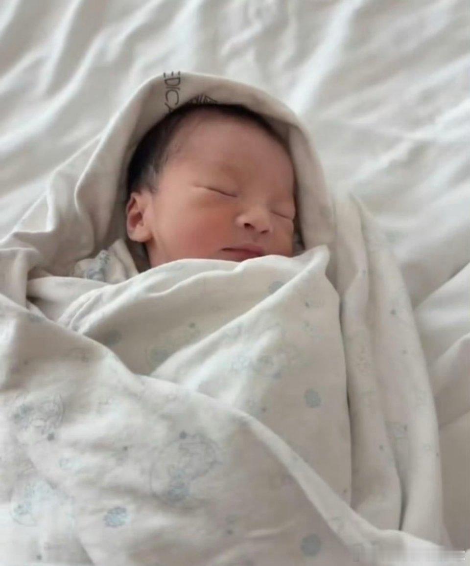 张兰说自己又当奶奶了，官宣儿媳妇马筱梅大年初七（2月23日）顺利生下男宝宝汪小菲