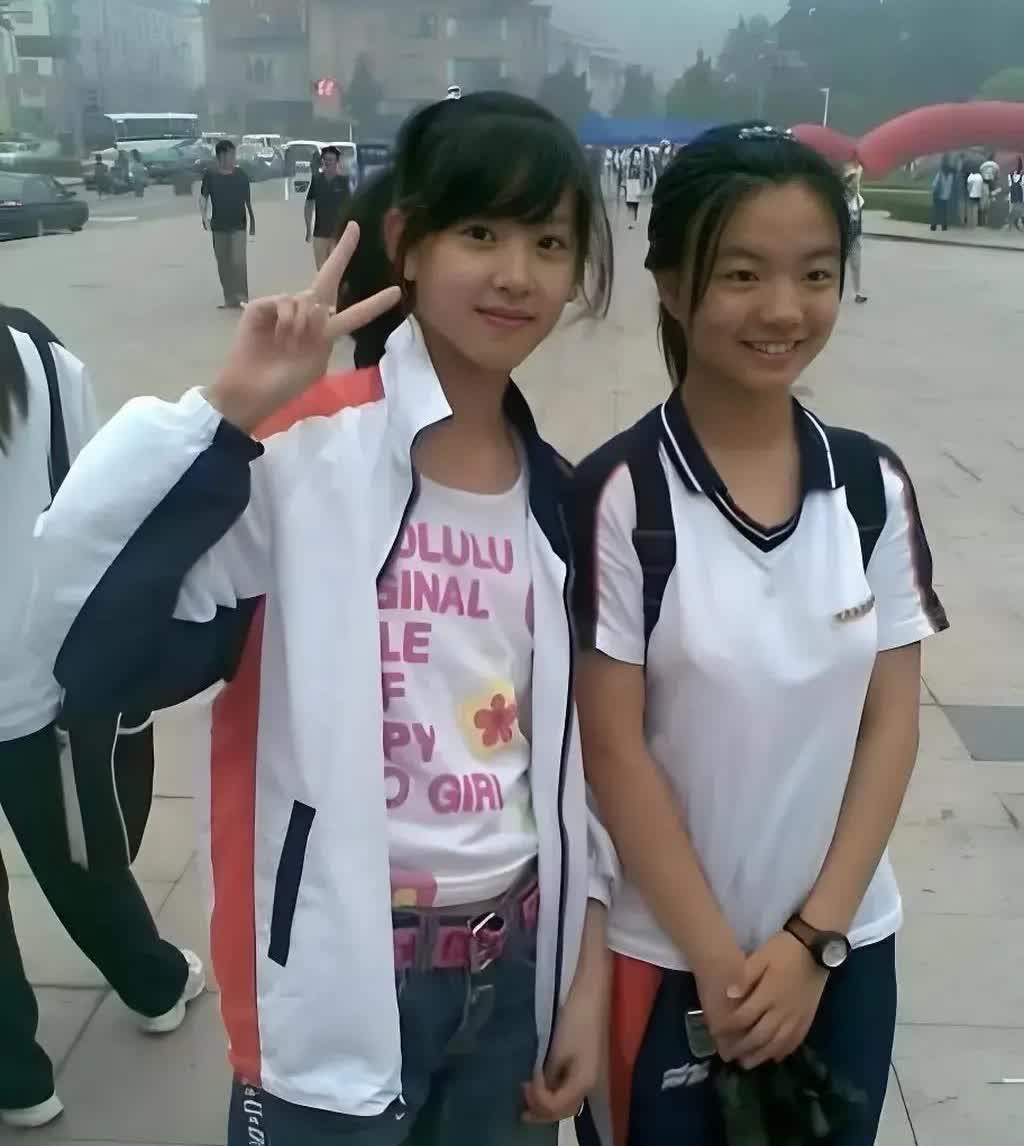 这是章泽天学生时代的照片，虽然穿着校服扎着马尾辫，里面穿着一件白色t恤，穿一条牛