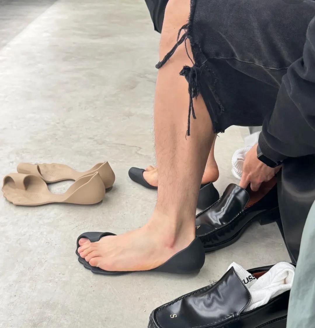 绝绝子，巴黎世家裸脚鞋，有一说一，穿上很松弛，走起路来很轻盈！留言你的